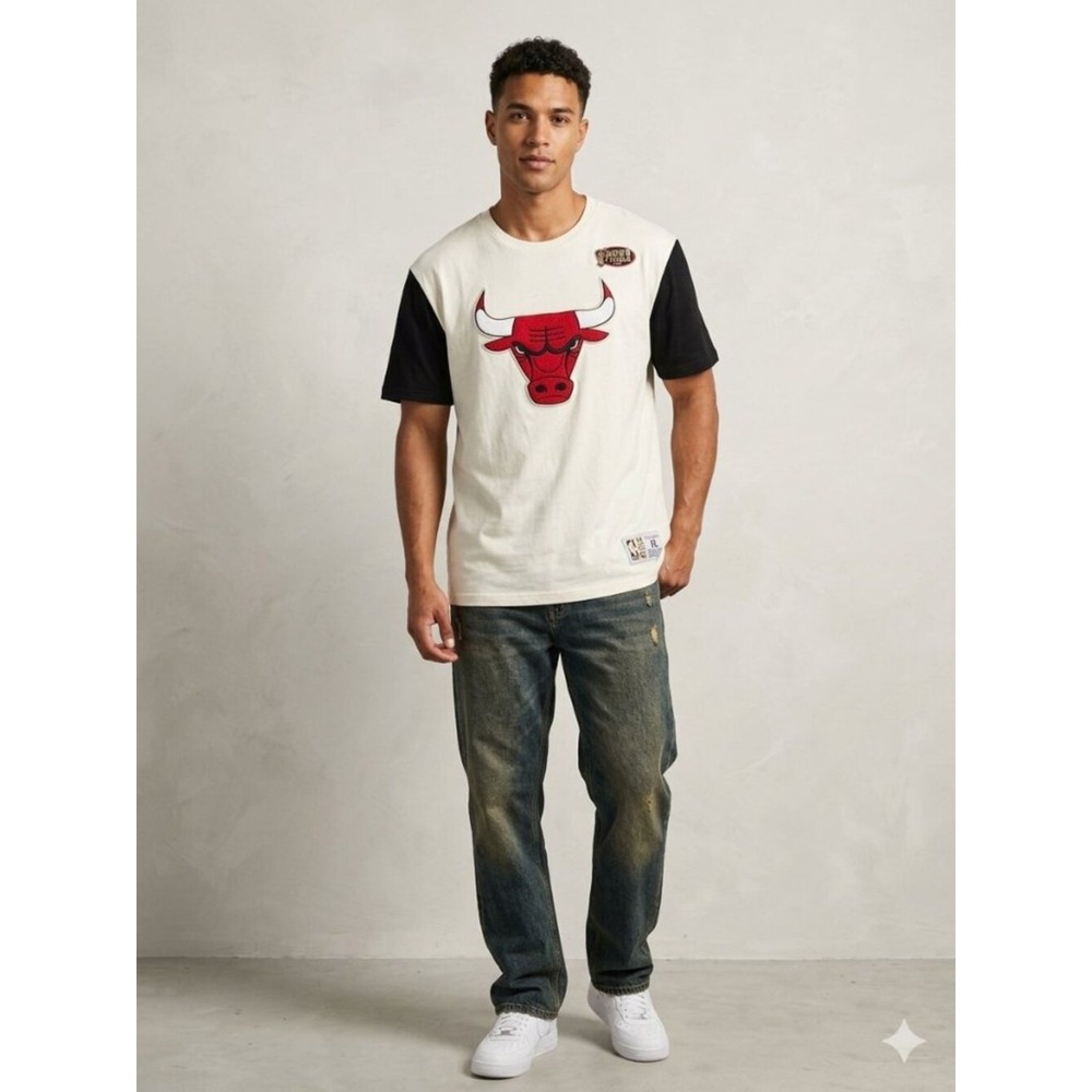 Mitchell & Ness Size Extra Large (XL) Ivory Bulls Logo Graphic T-shirt